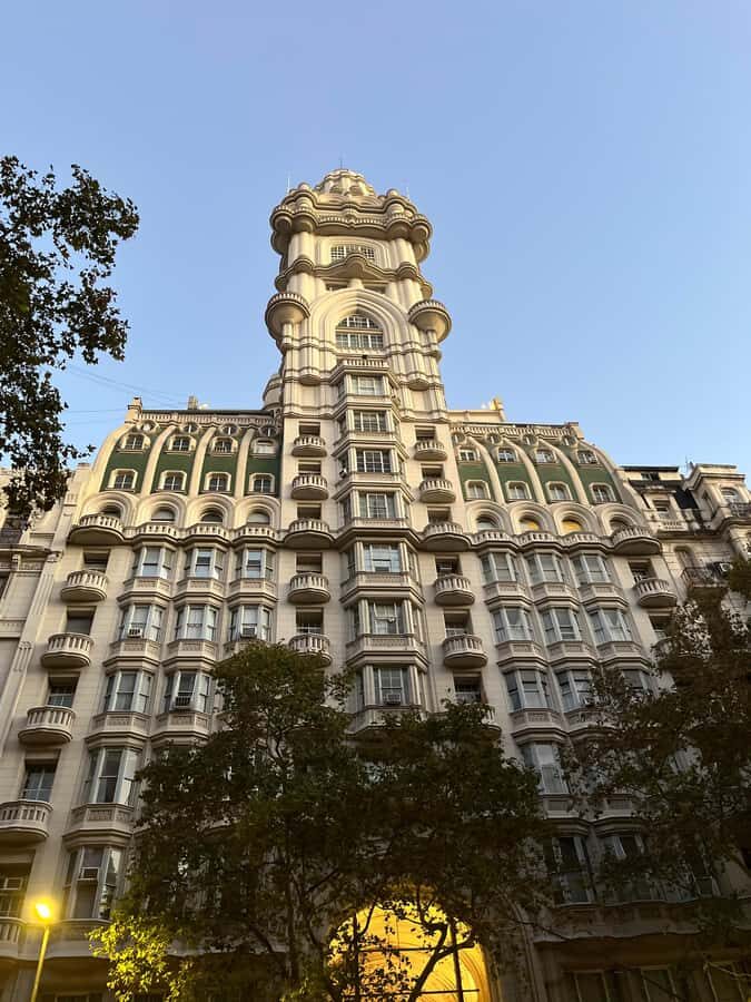 100% History and architecture of Buenos Aires - Avenida de Mayo: where the city shows off its European face