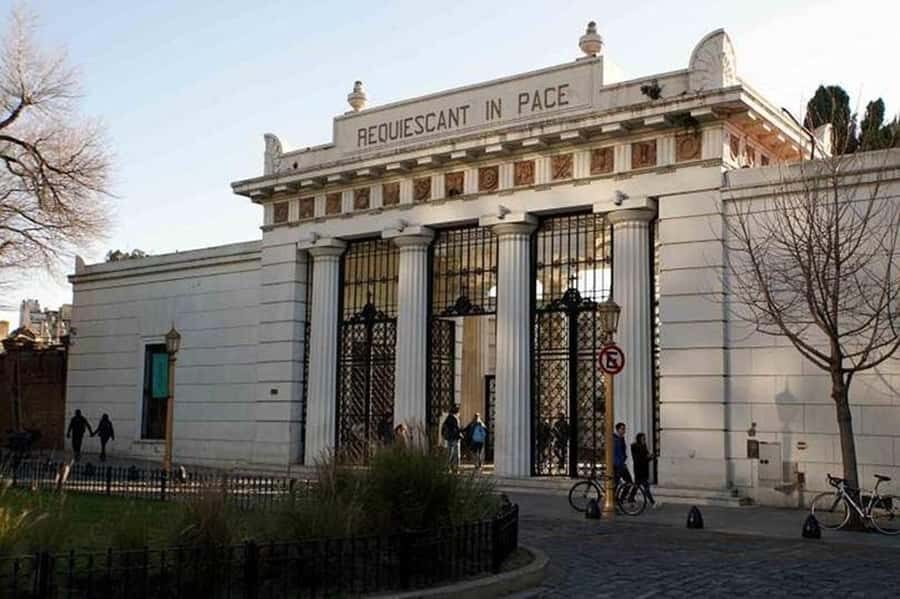 5hs Small Group City Tour of Buenos Aires with Street Food - Retiro, Recoleta, and the classic Buenos Aires “must-see” chain