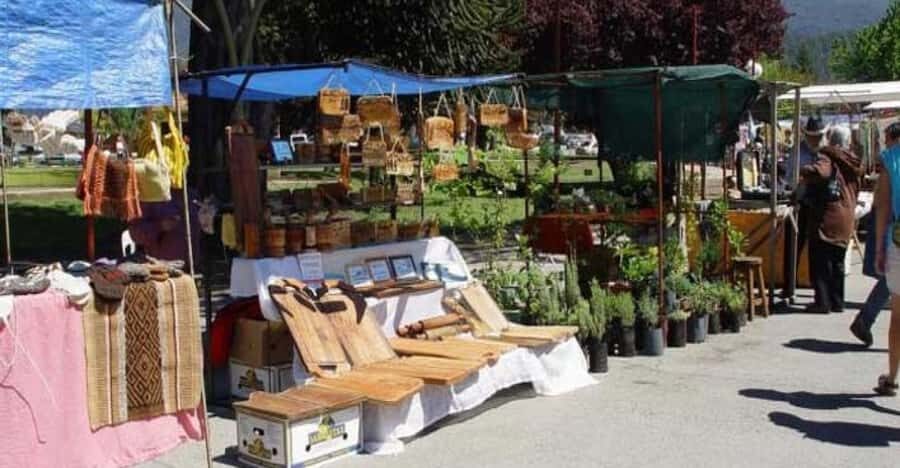 Bariloche: Full-Day El Bolsón and Puelo Lake Tour - El Bolsón central square: crafts, woodwork, and that “why is this so good?” feeling