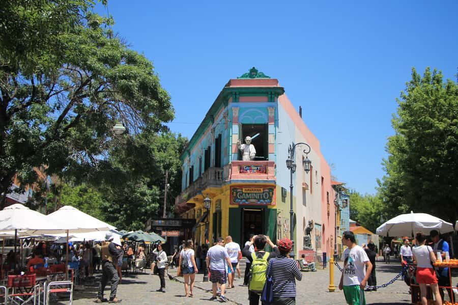 Boca tour: Tango, Soccer, Art and Immigration - Plaza República de la Boca and the street-level football mood