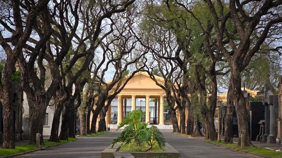 Buenos Aires: Chacarita, The Largest Cemetery In Argentina - The capilla and panteón moments: why architecture matters here