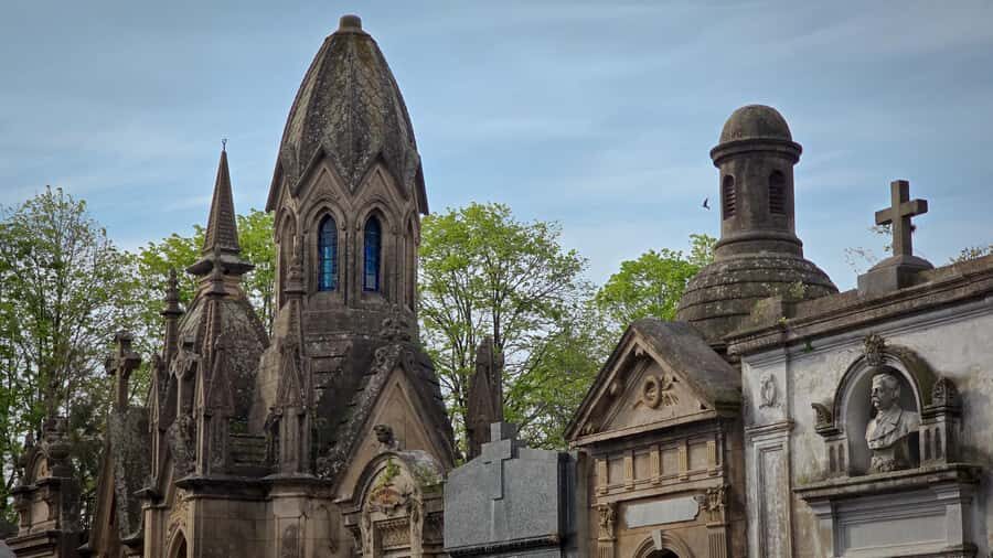 Buenos Aires: Chacarita, The Largest Cemetery In Argentina - Commonwealth War Graves and the German cemetery: shifting from art to history
