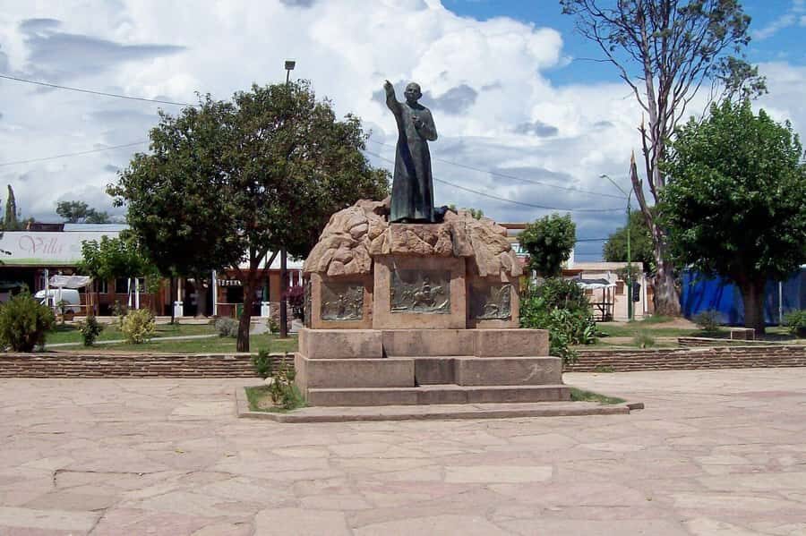 Cordoba: Full-day Tour to Traslasierras Valley - River source and Mina Clavero: rocks, town time, and Los Elefantes
