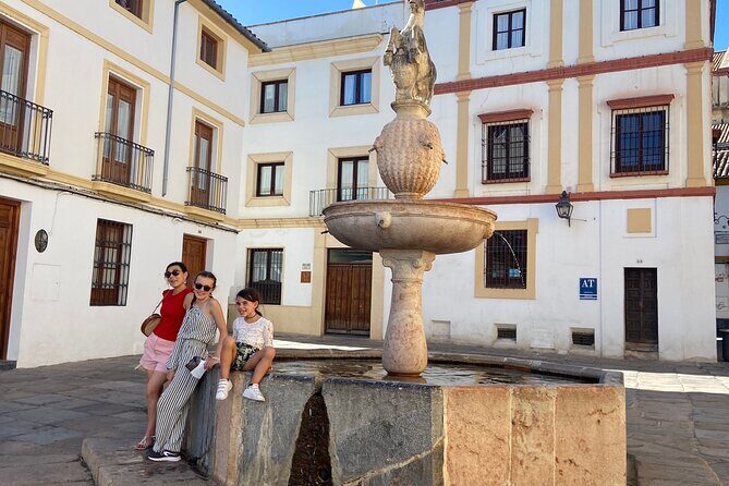 Córdoba Scavenger Hunt and City Highlights Walking Tour - Estatua de Maimonides: a quieter stop that still earns points