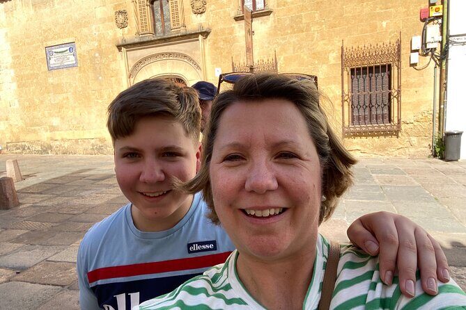 Córdoba Scavenger Hunt and City Highlights Walking Tour - Alcázar de los Reyes Cristianos: the “read, find, answer” loop
