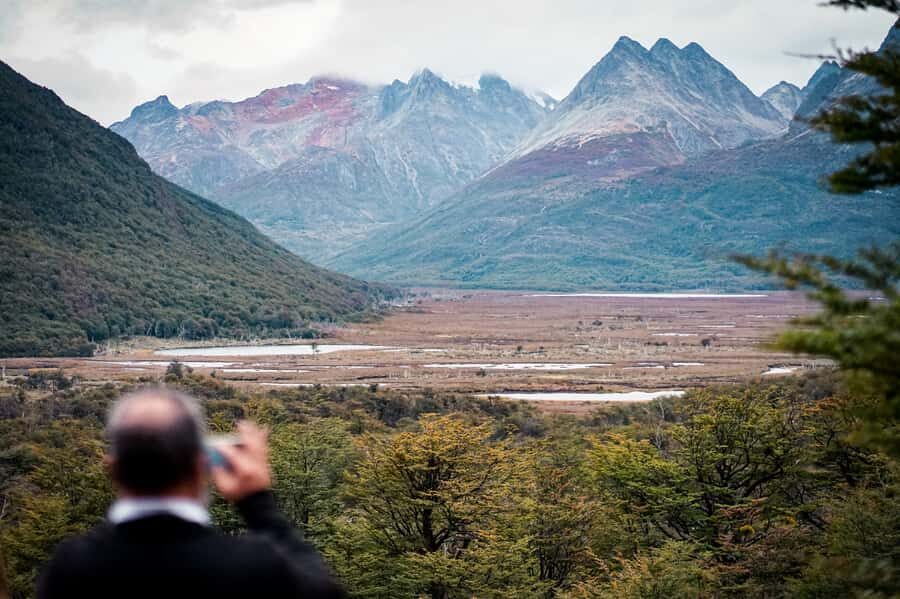 Crossing the Andes: Fagnano and Escondido lakes with lamb - From Ushuaia Onto National Route 3: The Day Starts in Motion
