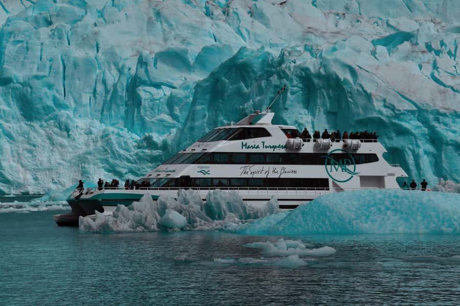El Calafate: Gourmet Navigation Upsala & Spegazzini Glaciers - Spegazzini Channel: where glacier walls steal the show
