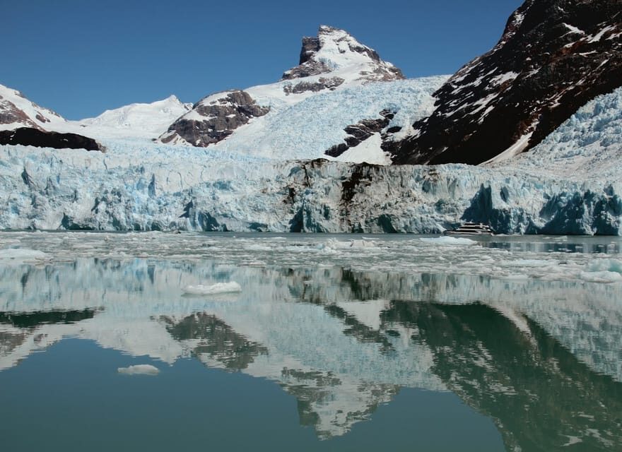 El Calafate: Spegazzini and Upsala Glaciers Boat Tour - Spegazzini Channel: Dry Glacier Moments and the 140-Meter Wall