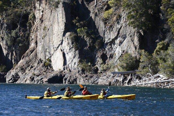 Half a day of kayaking on Lake Moreno in private service - Arroyo Angostura on Lake Moreno Oeste: where the adventure starts