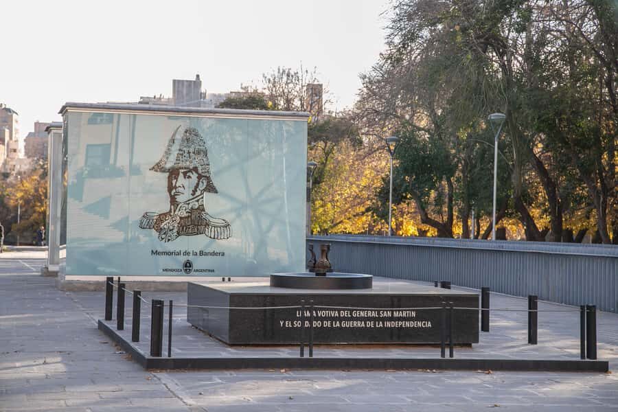 Mendoza: Half-Day Sightseeing Tour - Your guide experience: Spanish commentary and local personality