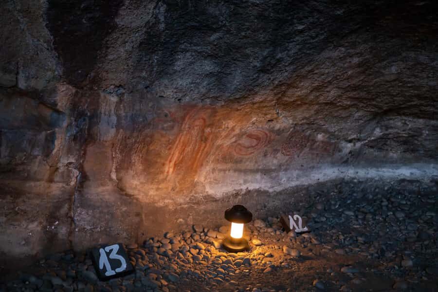 NATIVE EXPERIENCE - LAKES AND CAVERNS - Lunch or dinner inside a cave facing Lake Argentino