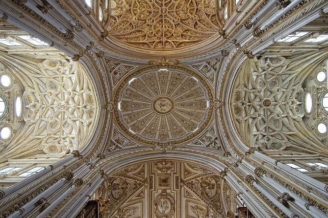 Private 3-hour Walking Tour of Cordoba with official tour guide - Roman Bridge and old-city connections in a short stop