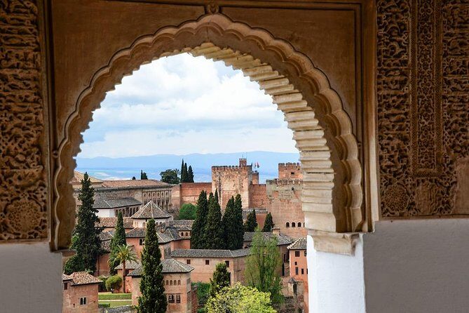 Private official tour guide for visit to Alhambra in Granada from Cordoba Hotel - Skip-the-line access plus a guide: why that combo matters