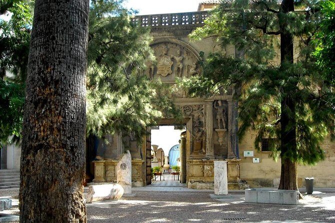 Private tourist route in Córdoba - Viana Palace and the Courtyards of Córdoba: Slow Down and Look Up