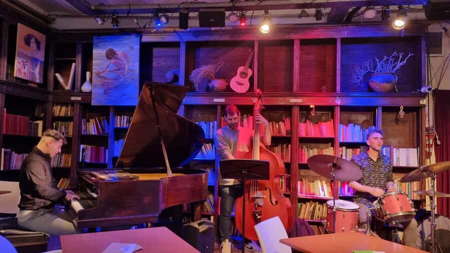 Recoleta Walking Tour and Live Jazz Show - Who this tour suits best (and who should skip it)