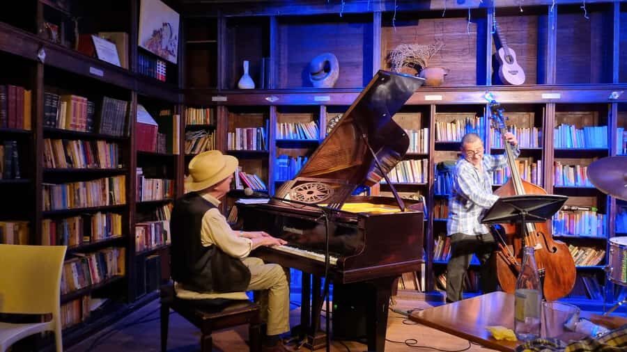 Recoleta Walking Tour and Live Jazz Show - Plaza Francia and Iglesia del Pilar: quick stops that set context