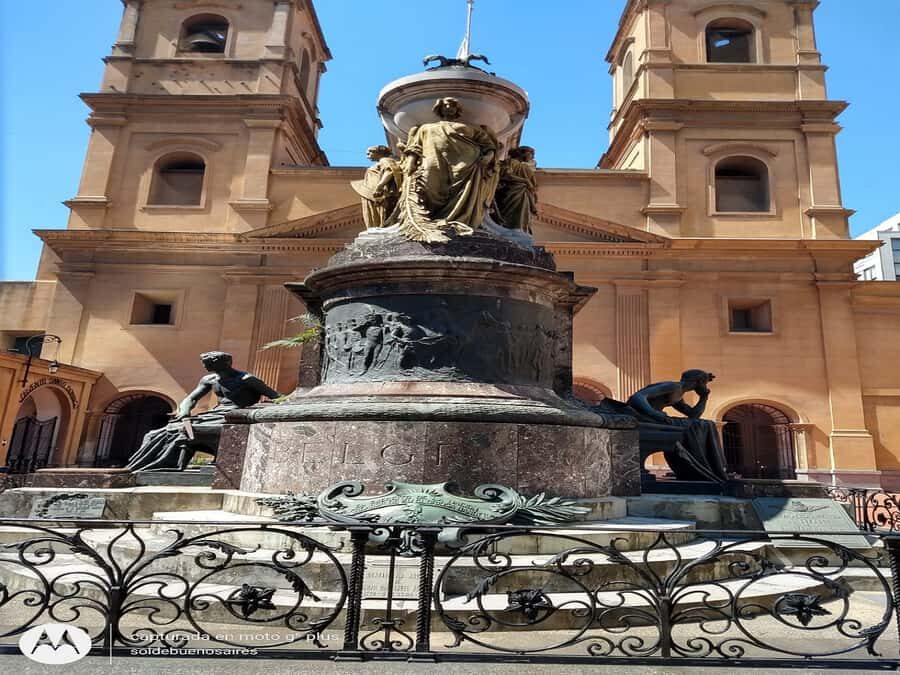 San Telmo Private Guided amazing Walking Tour - Paseo de La Historieta: ending with a playful street walk