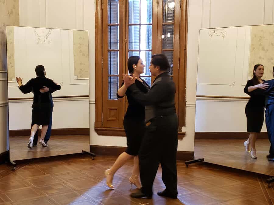 Tango Lesson in Buenos Aires with professional dancers - Inside the Antique House and Dance Halls