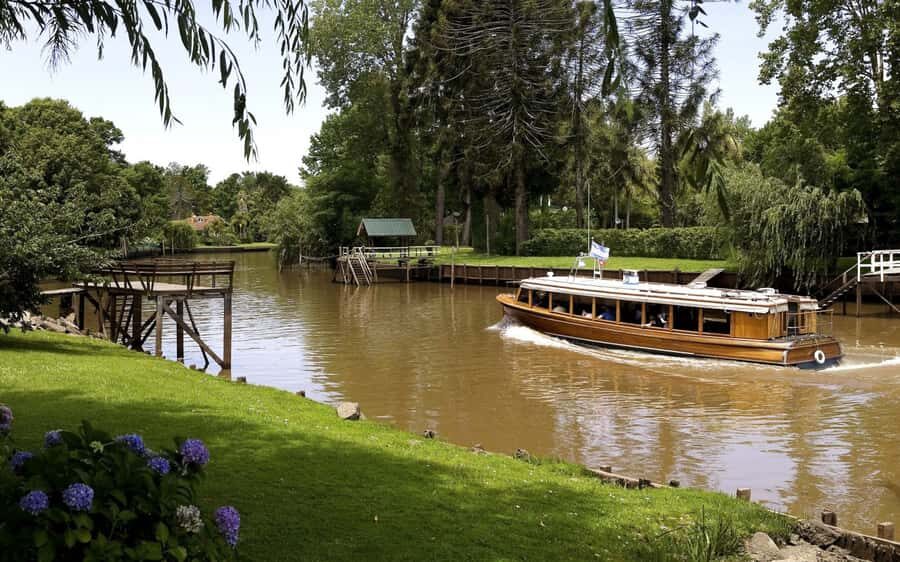 Tigre with Lunch overlooking the River and Navigation - Getting out of Buenos Aires: the ride to Tigre (and what you see)