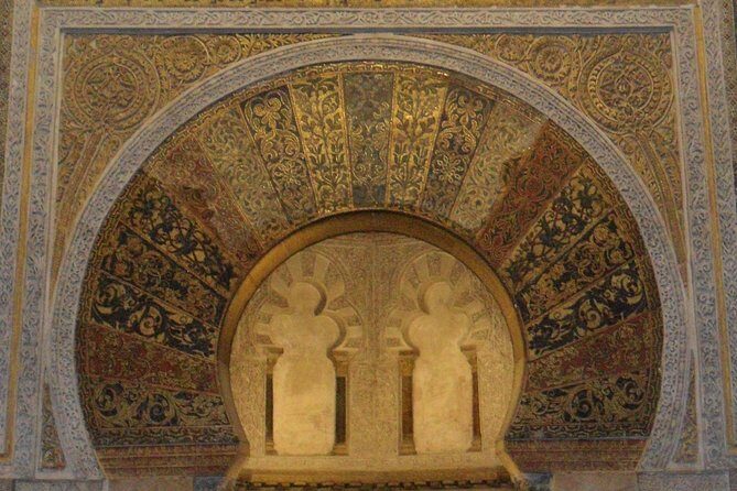 Visit Cathedral Mosque with official guide. Small groups - Getting the most out of your 1–2 hours inside