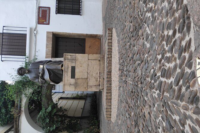 Walking Tour in Heritage center of Cordoba - A unique building stop: listen for the exact name from your guide